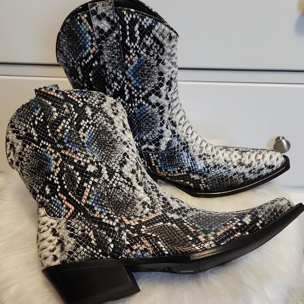 Women's Snakeskin Western Boots NWOT